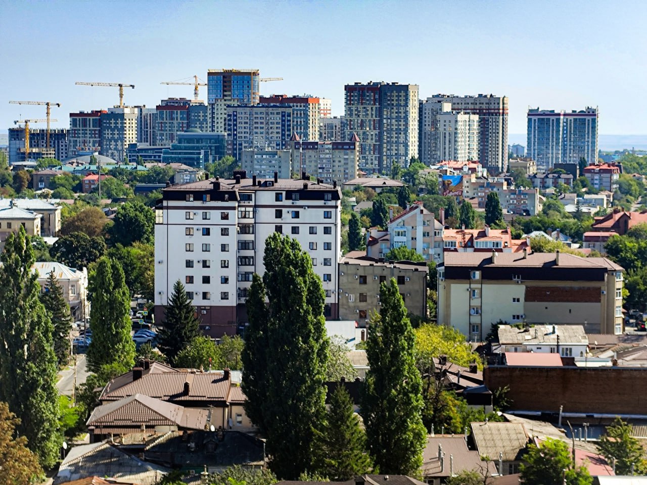 Виды на нижнюю часть Ставрополя с крыши многоэтажки на улице Розы Люксембург
📷 Дмитрий Артюшенко | Сетка — социальная сеть от hh.ru