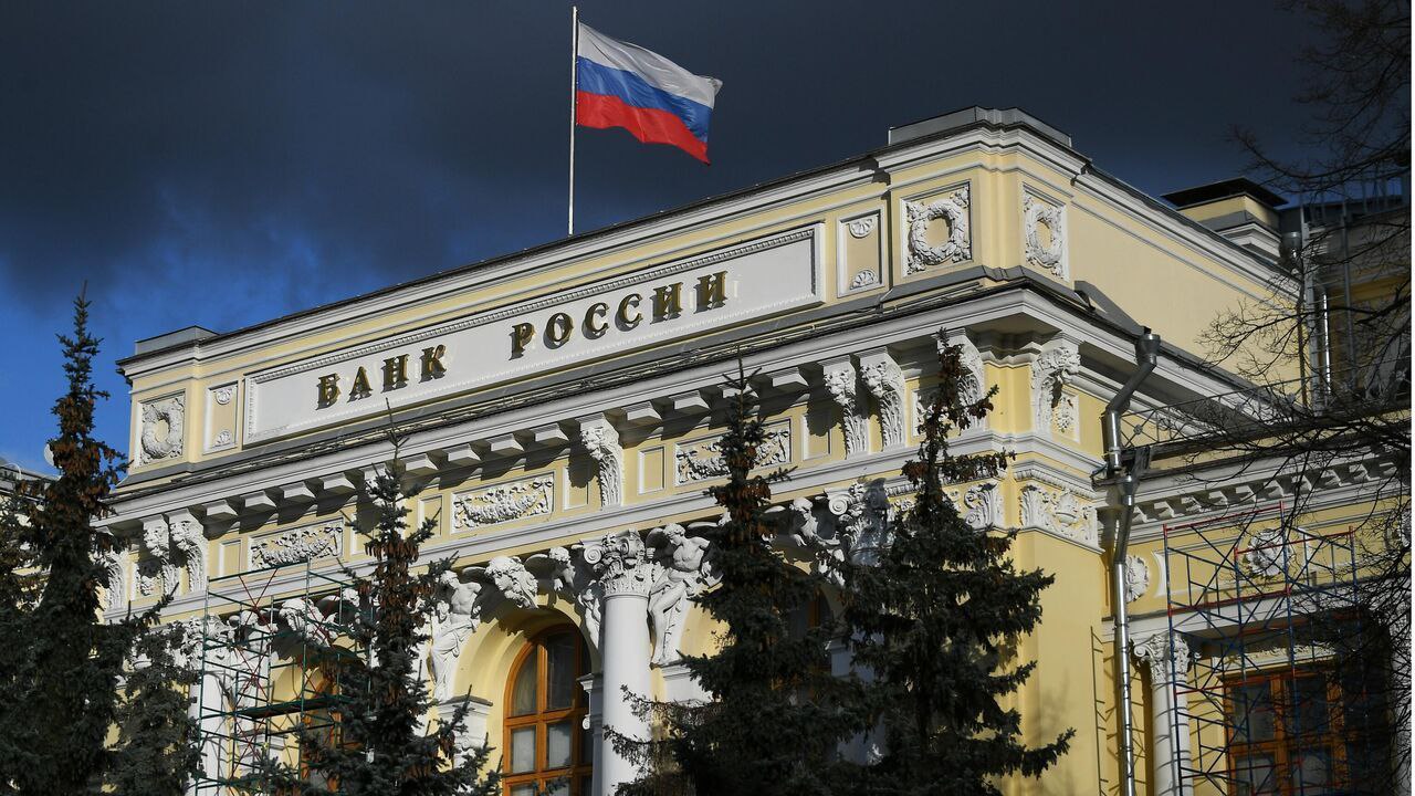 Банк России на ближайшем заседании 12 сентября снова снизит ключевую ставку на 200 б. п., до 16%, прогнозирует главный аналитик Совкомбанка Михаил Васильев | Сетка — социальная сеть от hh.ru