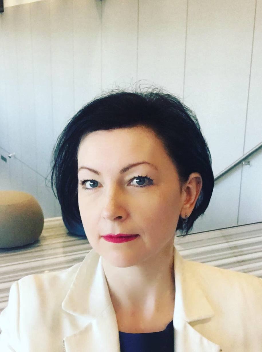 Я тут подумала, возможно мы с вами еще не знакомы лично. Поэтому немного обо мне.
Обычно я не говорю о себе — я задаю вопросы | Сетка — социальная сеть от hh.ru