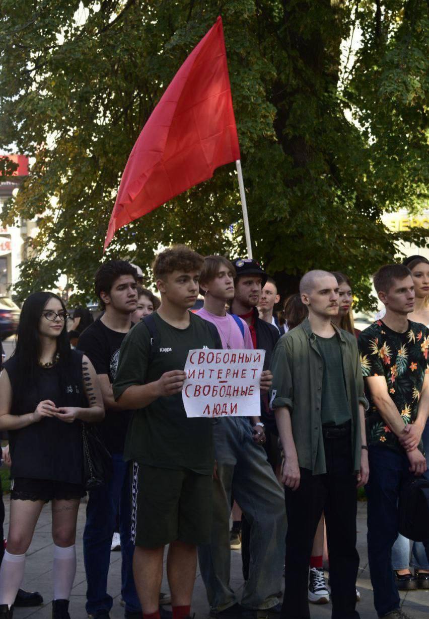 Митинги из-за соцсетей: Непал и Воронеж
Читаю ужасающие новости про события в Непале. В результате протестов уже погибли по меньшей мере 22 человека, около 500 пострадали | Сетка — социальная сеть от hh.ru