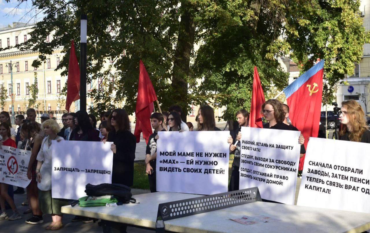 Митинги из-за соцсетей: Непал и Воронеж
Читаю ужасающие новости про события в Непале. В результате протестов уже погибли по меньшей мере 22 человека, около 500 пострадали | Сетка — социальная сеть от hh.ru