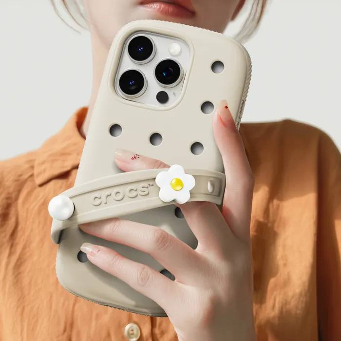 А для резко устаревших iPhone 15 и 16 (и приличных Samsung Galaxy S25) вышли Crocs-чехлы. С отверстиями для джиббитсов и ремешками.
#поленовостей
#полепредметов | Сетка — социальная сеть от hh.ru