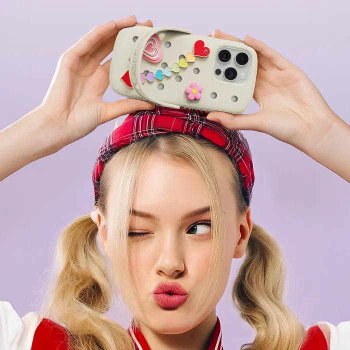 А для резко устаревших iPhone 15 и 16 (и приличных Samsung Galaxy S25) вышли Crocs-чехлы. С отверстиями для джиббитсов и ремешками.
#поленовостей
#полепредметов | Сетка — социальная сеть от hh.ru