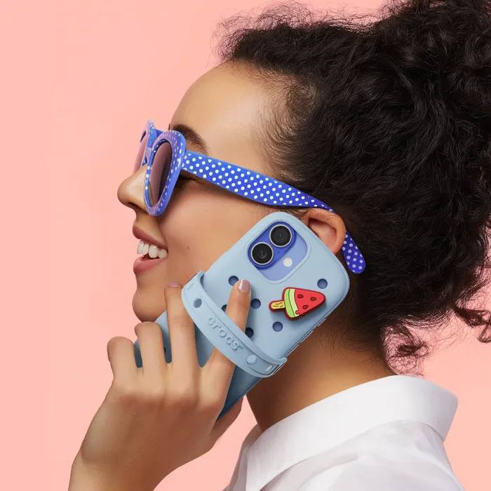 А для резко устаревших iPhone 15 и 16 (и приличных Samsung Galaxy S25) вышли Crocs-чехлы. С отверстиями для джиббитсов и ремешками.
#поленовостей
#полепредметов | Сетка — социальная сеть от hh.ru