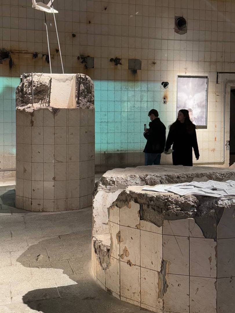 🖼️ Новая выставка в жуткой галерее Москвы
Чт-Пт 16:00-20:00
Сб-Вс 14:00-19:00
11 сентября не работает
В галерее Fabula начала работу новая выставка — проект Наташи Перовой AT LEAST ANGELS WATCH OVER M... | Сетка — социальная сеть от hh.ru