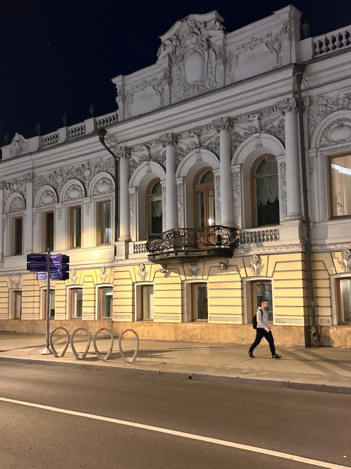 🌇 Позавчера устроили с командой Туризм.РФ долгожданную прогулку по одной из самых атмосферных улиц Москвы - Пречистенке. До сих пор перевариваю впечатления | Сетка — социальная сеть от hh.ru