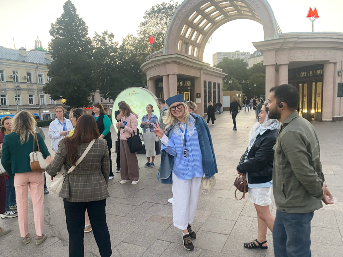 🌇 Позавчера устроили с командой Туризм.РФ долгожданную прогулку по одной из самых атмосферных улиц Москвы - Пречистенке. До сих пор перевариваю впечатления | Сетка — социальная сеть от hh.ru