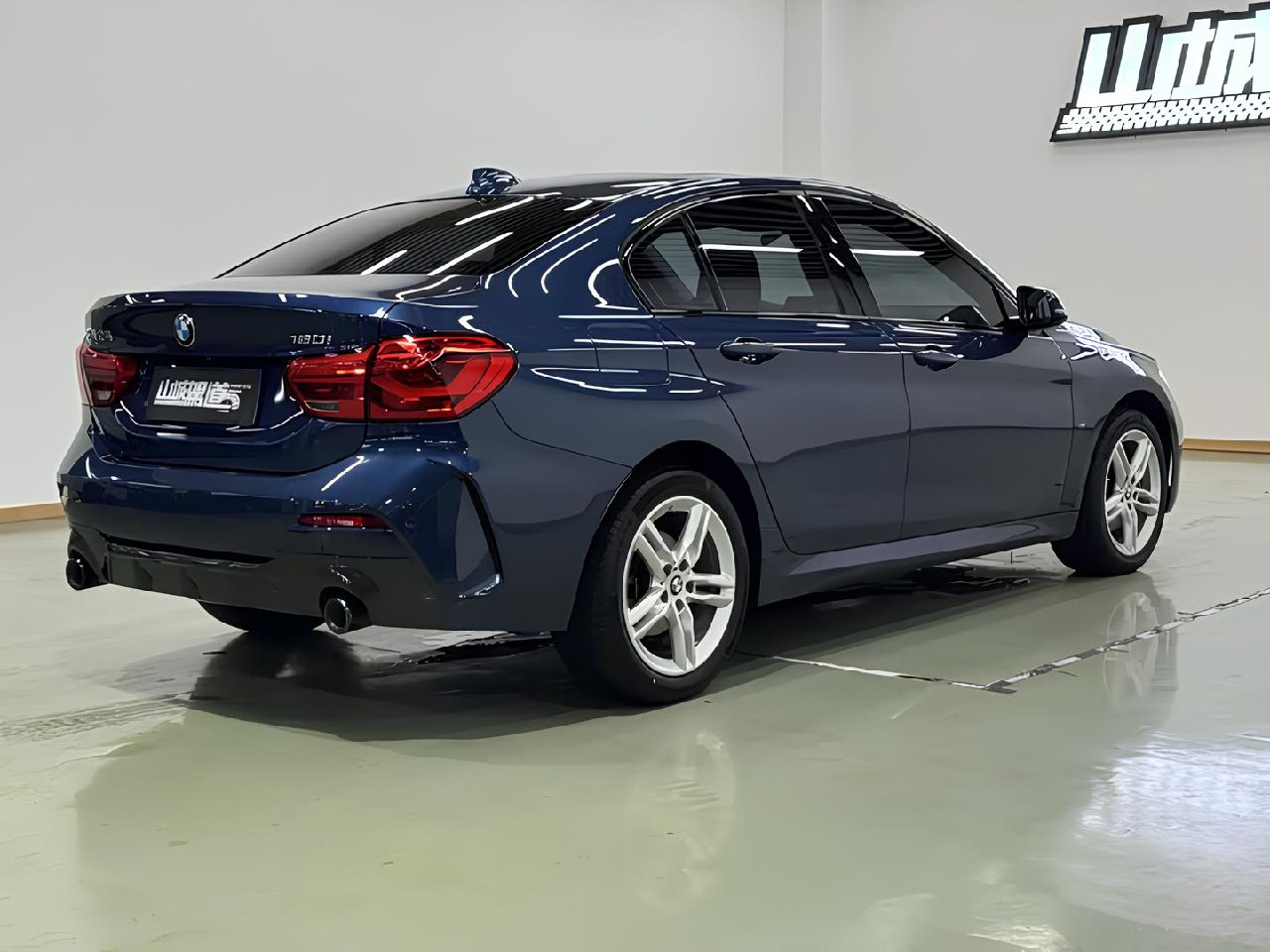 🚘BMW 120i M Sports
Говорят: «Маленькая, да удаленькая» — это про эту BMW.
Не машина, а шило на колёсах🏎
✅ 2021 год, Май
✅ 51 044 км
✅ Бензин 1.5 л, 140 л.с | Сетка — социальная сеть от hh.ru