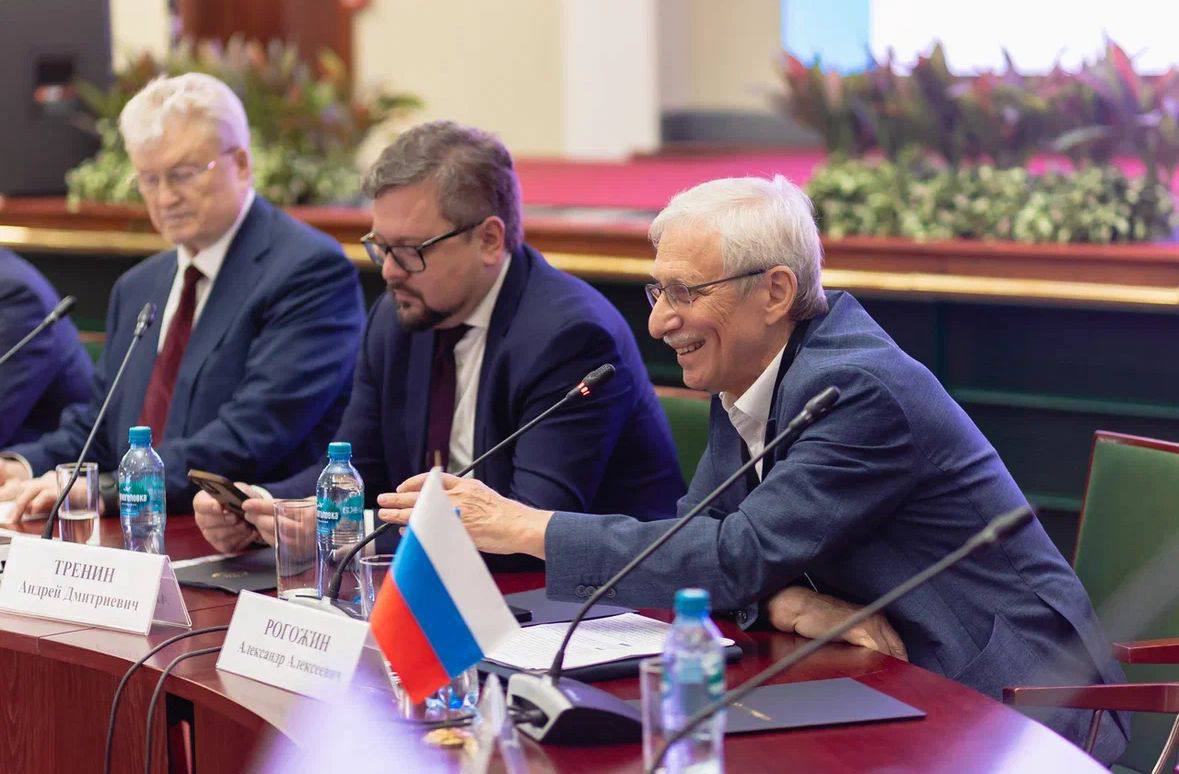 🎤 ДОКЛАД НА ФОРУМЕ РЗМ: "МИНЕРАЛЬНО-СЫРЬЕВАЯ БАЗА РЕДКОЗЕМЕЛЬНЫХ МЕТАЛЛОВ РОССИИ"
Представители ВИМС Рогожин А.А. и Лаптева А.М | Сетка — социальная сеть от hh.ru