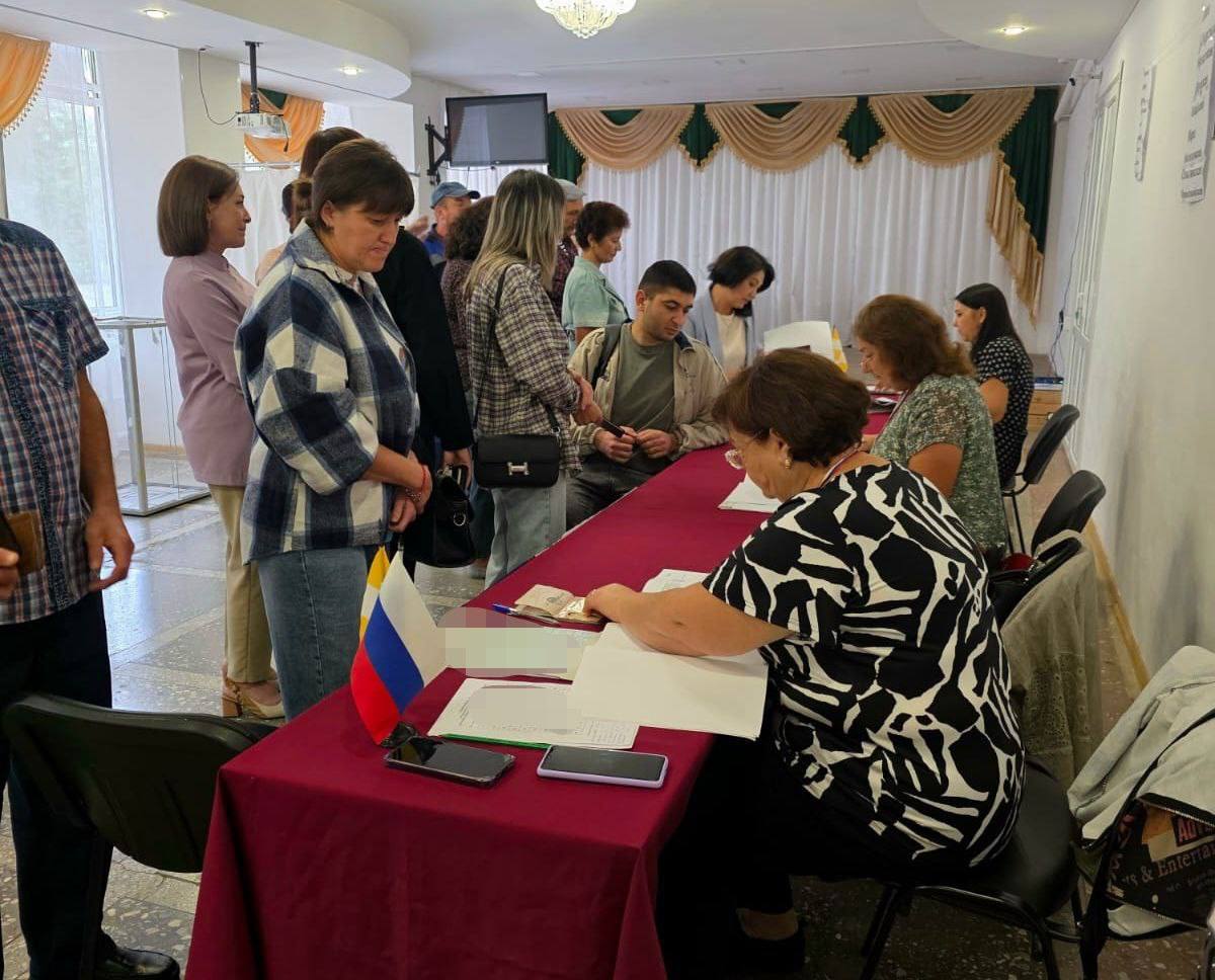 😻 Пушистик на выборах!
В Курском округе жители сегодня активно голосуют, и некоторые приходят не только семьями. Одна из избирательниц привела с собой кота, совместив прогулку с голосованием | Сетка — социальная сеть от hh.ru