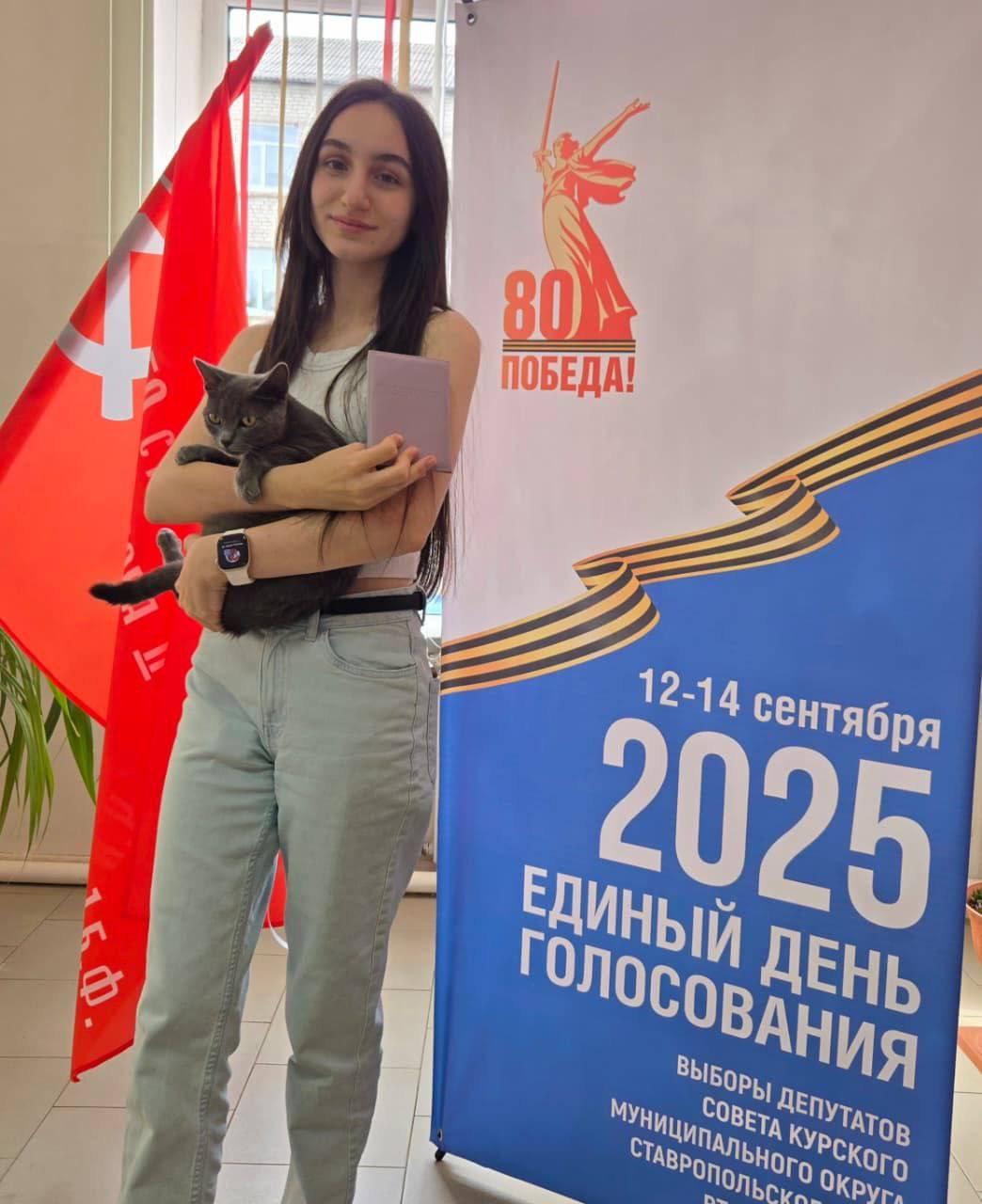 😻 Пушистик на выборах!
В Курском округе жители сегодня активно голосуют, и некоторые приходят не только семьями. Одна из избирательниц привела с собой кота, совместив прогулку с голосованием | Сетка — социальная сеть от hh.ru