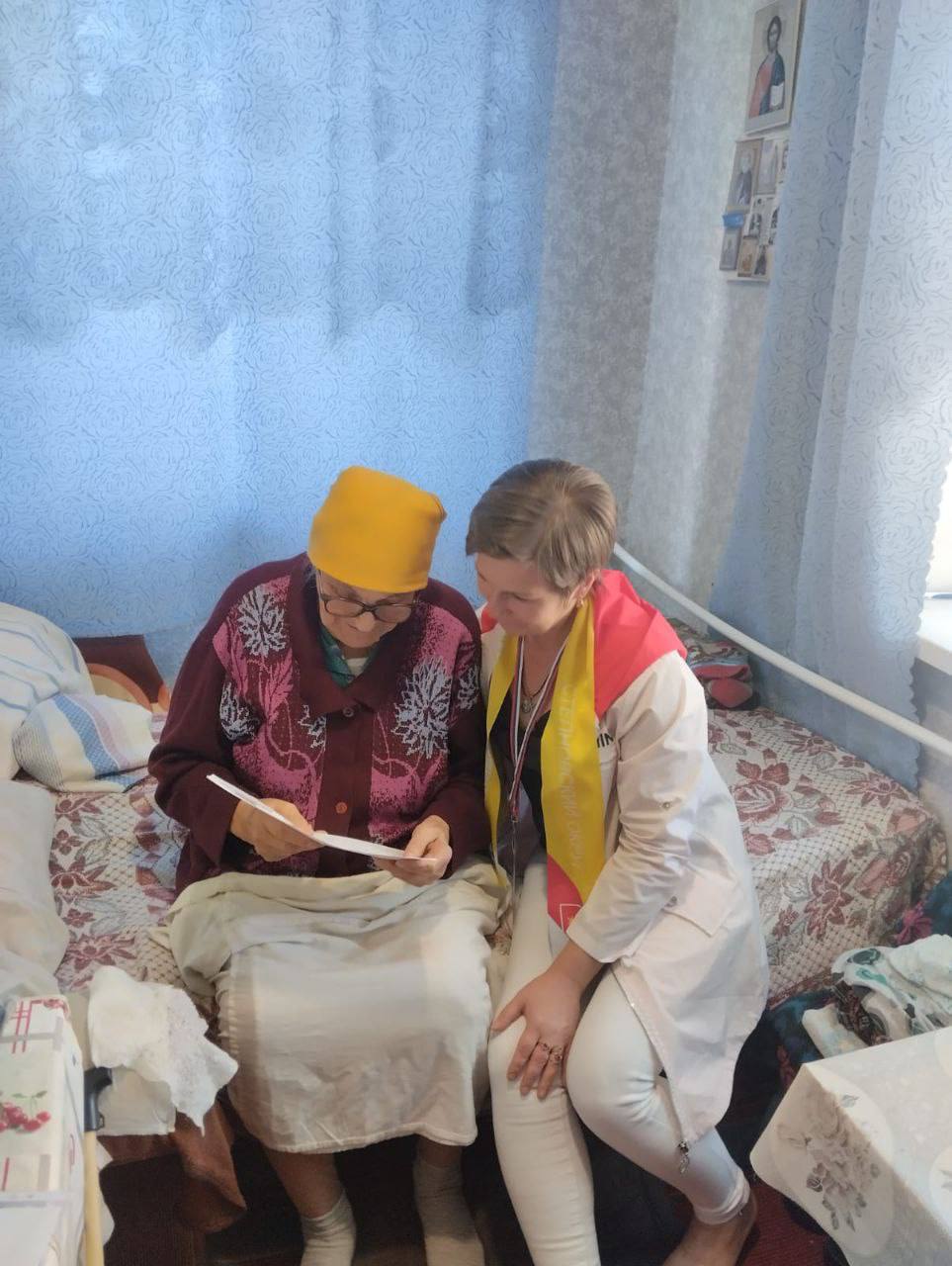 Наши мудрые бабушки не остаются в стороне ❤️
Старшее поколение активно участвует в выборах, пользуясь удобной возможностью выездного голосования | Сетка — социальная сеть от hh.ru