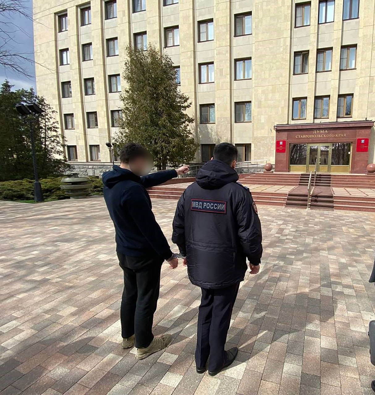 Жителя Ставрополя подозревают в госизмене
Краевое управление ФСБ сообщает, что в 2023 году молодой человек вступил в запрещённую террористическую организацию | Сетка — социальная сеть от hh.ru
