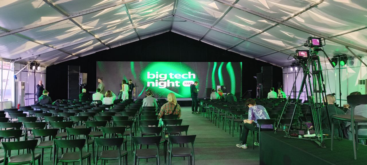 Так так так, кто на Big Tech Night? Х5 уже посетил. Удивительный офис. Они его соорудили на бывшей овощной базе. Из автобуса выглядело страшно, но внутри ничем от стандартного офиса не отличается | Сетка — социальная сеть от hh.ru