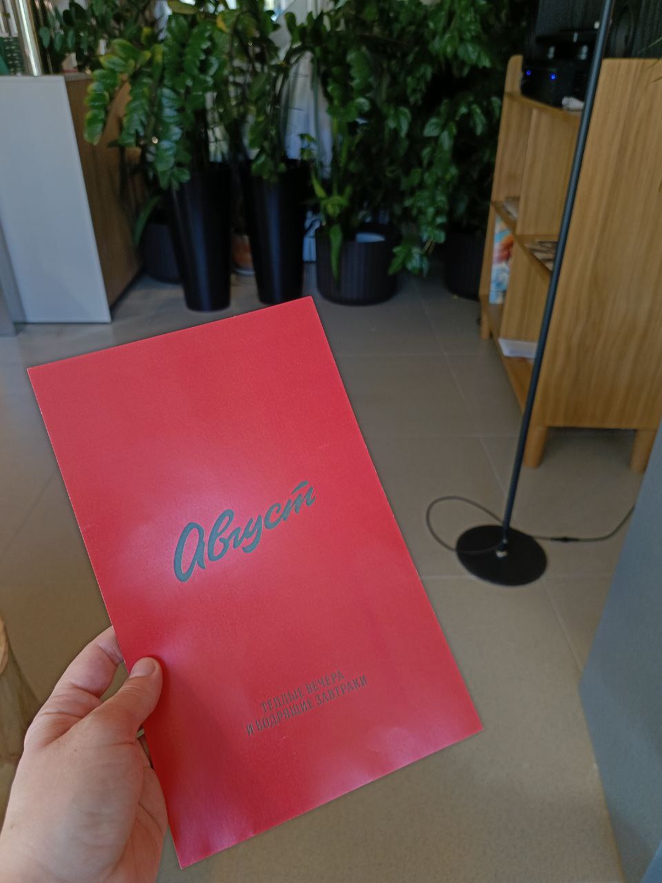 У этого поста особый шлейф - кофейный 🥰
Моё место силы повсюду, лишь бы рядом были те, кого люблю, и кофе. В этот раз вместе с Юлей мы открыли для себя новую кофейню "Август" | Сетка — социальная сеть от hh.ru