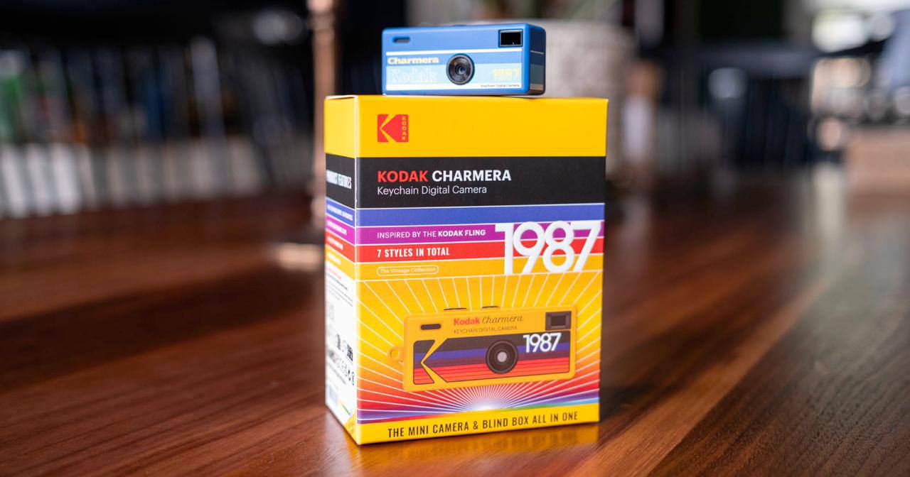 Kodak выкатили камеру-ЛАБУБУ — гаджет в стиле одноразовых фотиков конца 90-х.
Charmera продают в формате блайндбоксов: вы не знаете, какой цвет попадется. Стоимость — всего $29 (около 2500 рублей) | Сетка — социальная сеть от hh.ru