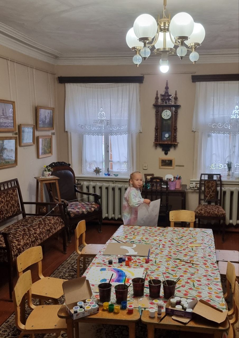 Наступил сентябрь. У Софи начались занятия живописью в усадьбе Хохрякова. А я занял свое традиционное утреннее субботнее место в #беседкахохрякова.
Сегодня день программиста | Сетка — социальная сеть от hh.ru