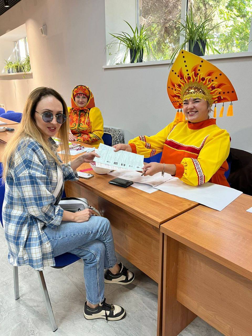 Вот такие красавицы в ярких кокошниках встречают избирателей на одном из участков Ставрополья
Второй день в 24 территориях Ставрополья царит праздничная атмосфера. Жители выбирают местных депутатов | Сетка — социальная сеть от hh.ru