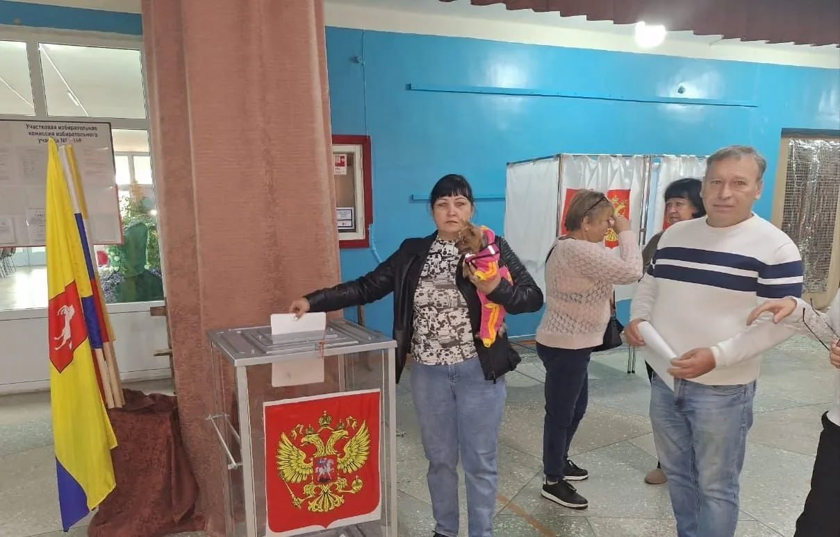 Самые ответственные избиратели на месте и вместе🐶
Так, очаровательная Джессика Арнольдовна очень впечатлилась важностью процесса и со своей хозяйкой посетила избирательный участок в Александровском ок... | Сетка — социальная сеть от hh.ru