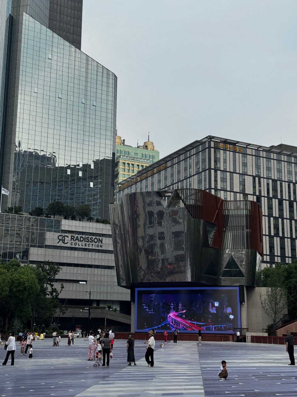 Часть 15, Шанхай: панорама города
Смотрим на деловой центр города — и ощущение, что планирования не было вовсе | Сетка — социальная сеть от hh.ru
