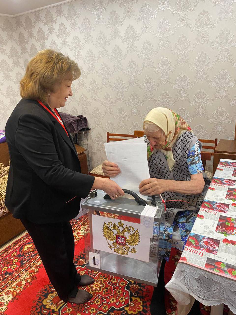 В 100 лет не думать о будущем родного города?
Это не про Юлию Григорьевну Казначееву, труженицу тыла.
Выборы она не пропускает. Члены комиссии помогли женщине проголосовать на дому, в Ставрополе | Сетка — социальная сеть от hh.ru
