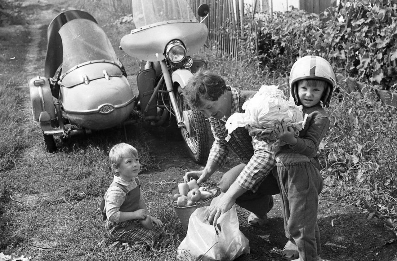 Ставропольчане приехали на дачу на мотоцикле для сбора урожая, 1987 год
Фото М.П. Колесникова. Из фондов Ставропольского музея-заповедника.
Источник: @oldstavhistory | Сетка — социальная сеть от hh.ru