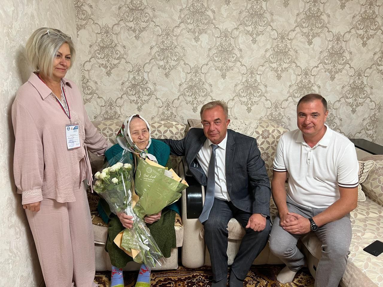 В свой 100 день рождения проголосовала жительница Курского округа 🥳
Мария Алексеевна Лезгинцева всегда сохраняет активную гражданскую позицию и делает свой выбор | Сетка — социальная сеть от hh.ru