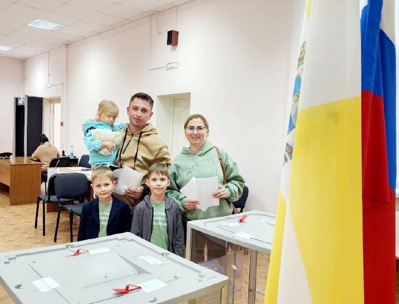 Семьи Ставрополья голосуют за будущее вместе👩‍👩‍👦
Для многих семей голосование стало доброй традицией | Сетка — социальная сеть от hh.ru