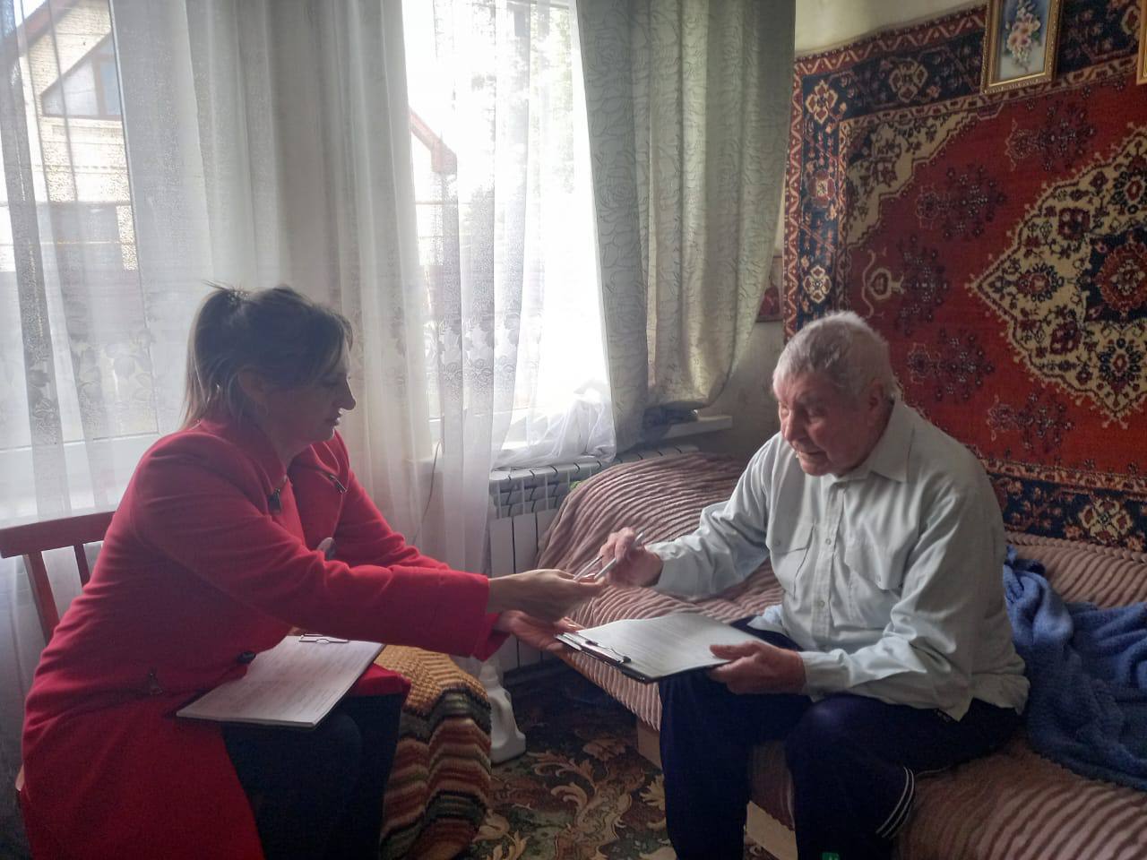 100-летний житель Предгорья проголосовал на выборах
Житель села Винсады Дмитрий Максимович Оберемок недавно отметил свой 100-й юбилей | Сетка — социальная сеть от hh.ru