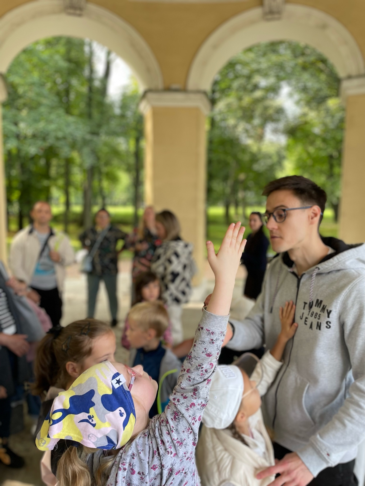 🏰 Охотники за историями вышли на тропу! 🗝️
Сегодняшнее путешествие стало настоящей охотой — но не за зверем, а за историями, чувствами и открытиями! Мы прошлись по загадочным уголкам города и прикосну... | Сетка — социальная сеть от hh.ru