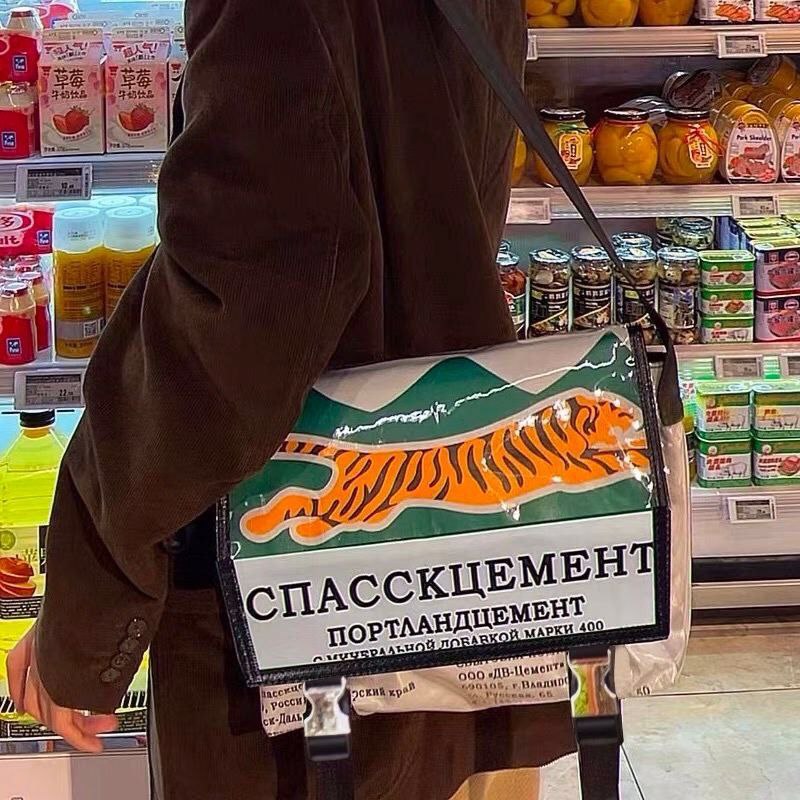 Как охренел, так выхренеть обратно не могу - 👜
Оказывается, что уже несколько лет в Китае популярны сумки в стиле упаковки «СпасскЦемента».
Цена может доходить до 6000₽ | Сетка — социальная сеть от hh.ru