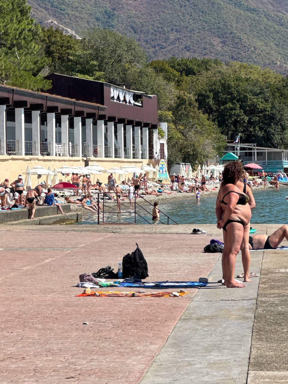 🌞🌊 Давно я не брал с собой градусник, но вот сегодня решил замерить для вас температуру воздуха. Она составляет 28°C. А температура моря — 22°C | Сетка — социальная сеть от hh.ru
