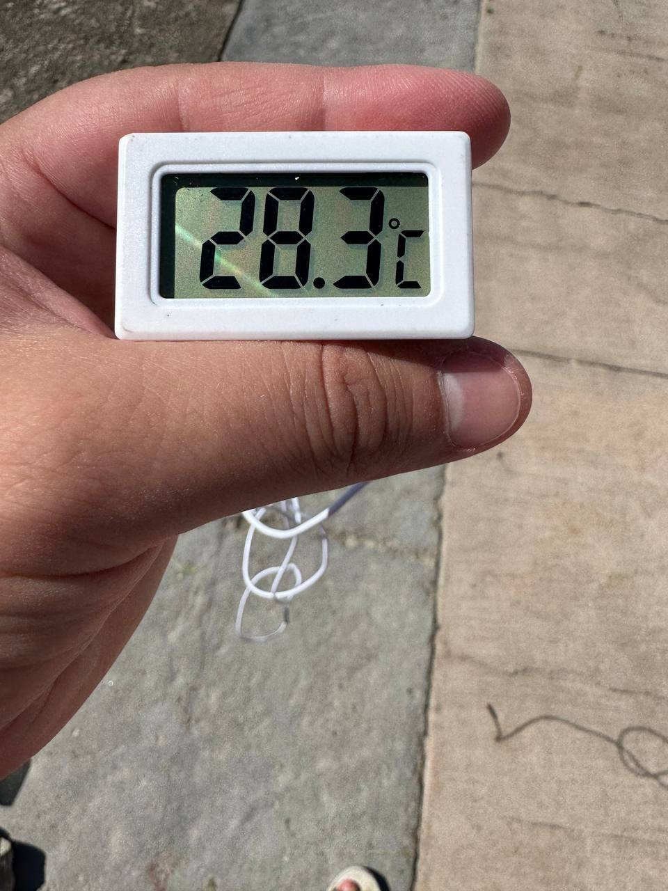 🌞🌊 Давно я не брал с собой градусник, но вот сегодня решил замерить для вас температуру воздуха. Она составляет 28°C. А температура моря — 22°C | Сетка — социальная сеть от hh.ru