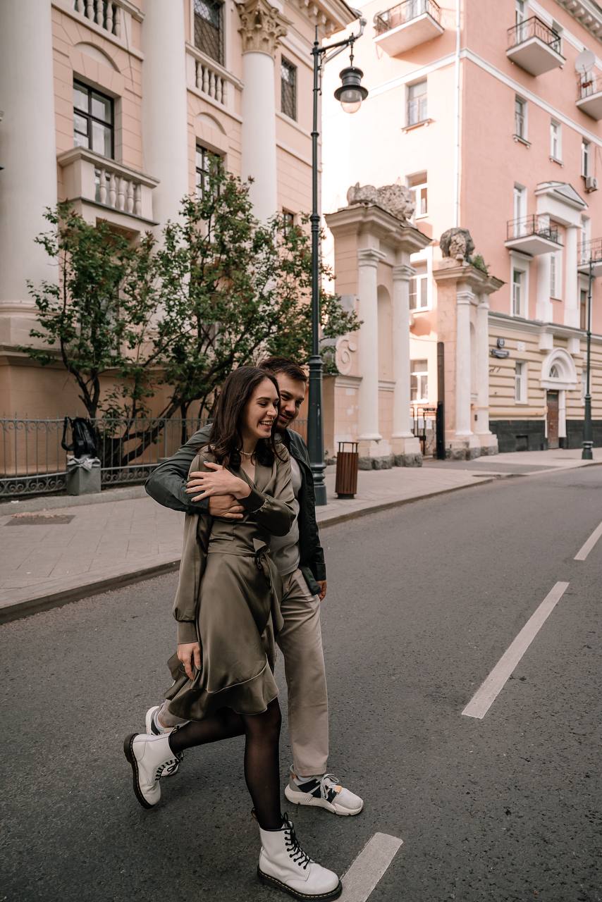 Я не любила Патриаршие, пока не переехала сюда.
Это кадры трехлетней давности, когда мы с мужем только познакомились | Сетка — социальная сеть от hh.ru