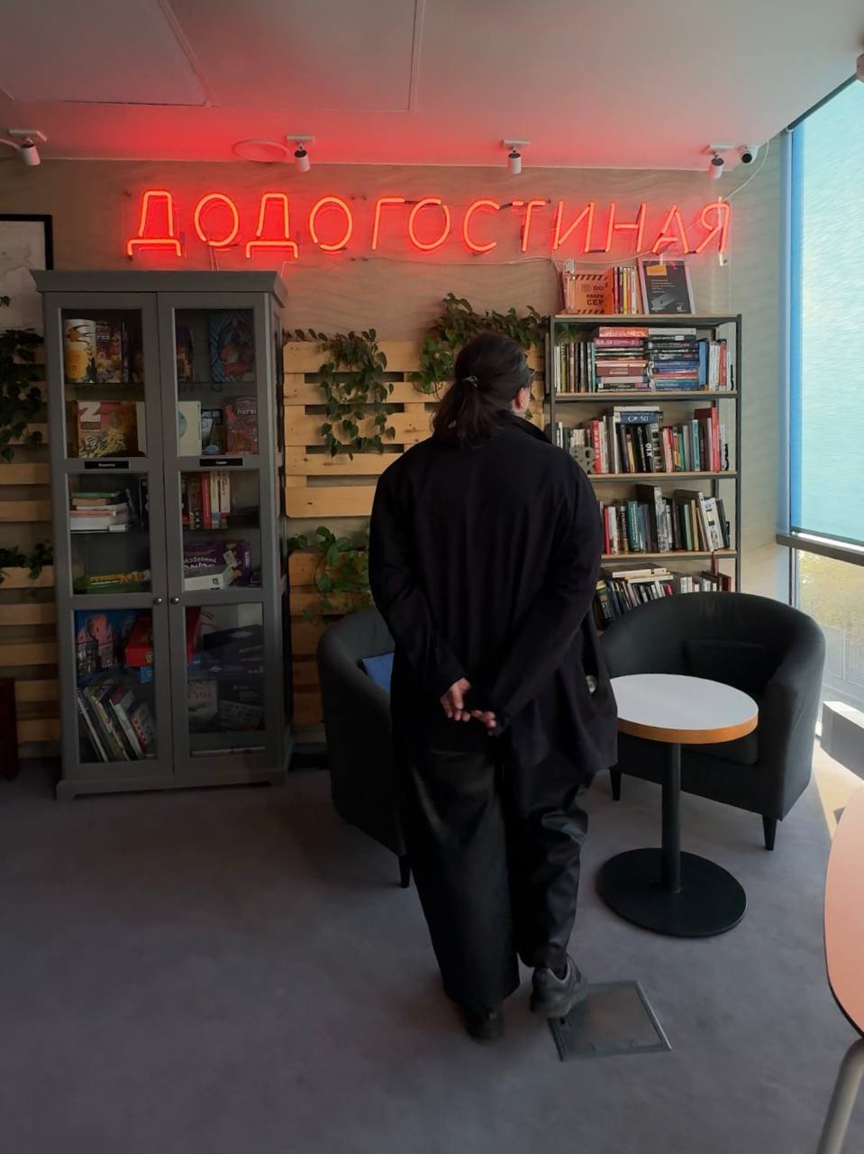 Проникла на экскурсию в офис Дринкит и Додо 🦤
Пока что в шоке с двух вещей: с крыши в офисе (она клёвая!) и с количества сотрудников | Сетка — социальная сеть от hh.ru
