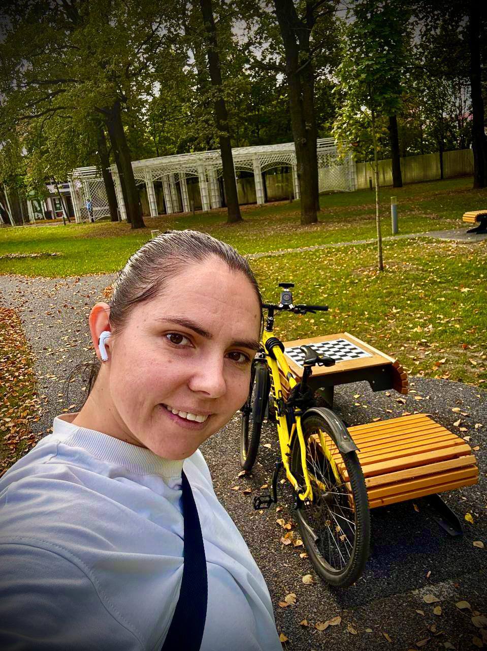 15 СЕНТЯБРЯ. ОСЕНЬ ВНЕЗАПНО 🍂🚲
Сидишь за компом: звонки, задачи, новости про искусственный интеллект.
Кажется, мир крутится только вокруг этого.
А потом — выходишь посреди дня на велосипеде | Сетка — социальная сеть от hh.ru