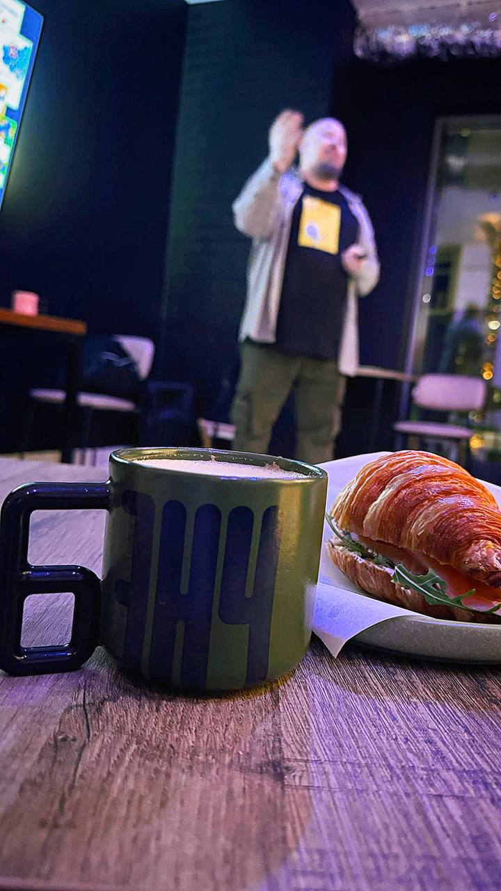 Как прошел первый в истории "Pop-up Meetup"
Лет 10 назад я узнал про такую тему как Sofar – это международная серия секретных концертов, где место проведения становится известным только за три дня до ... | Сетка — социальная сеть от hh.ru