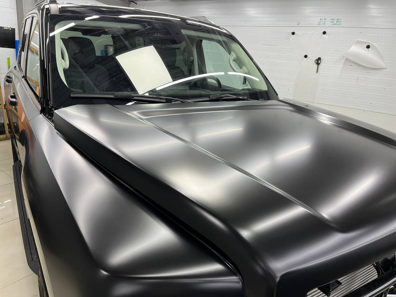 Почему плёнка лучшее решение для защиты
Плёнка работает как броня:
• сохраняет блеск и цвет ЛКП;
• защищает от сколов, царапин и реагентов;
• продлевает жизнь кузова и повышает стоимость автомобиля пр... | Сетка — социальная сеть от hh.ru