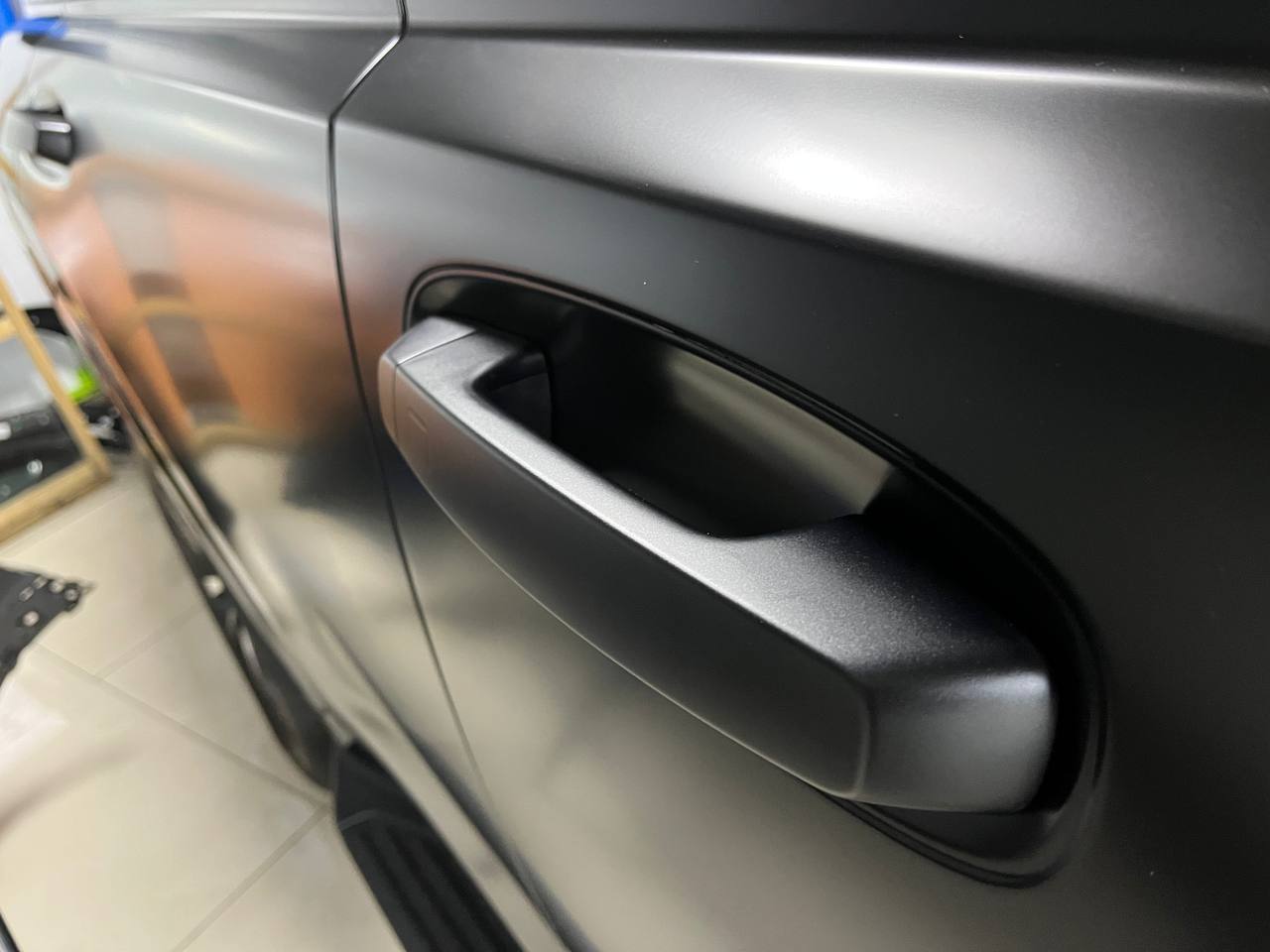 Почему плёнка лучшее решение для защиты
Плёнка работает как броня:
• сохраняет блеск и цвет ЛКП;
• защищает от сколов, царапин и реагентов;
• продлевает жизнь кузова и повышает стоимость автомобиля пр... | Сетка — социальная сеть от hh.ru