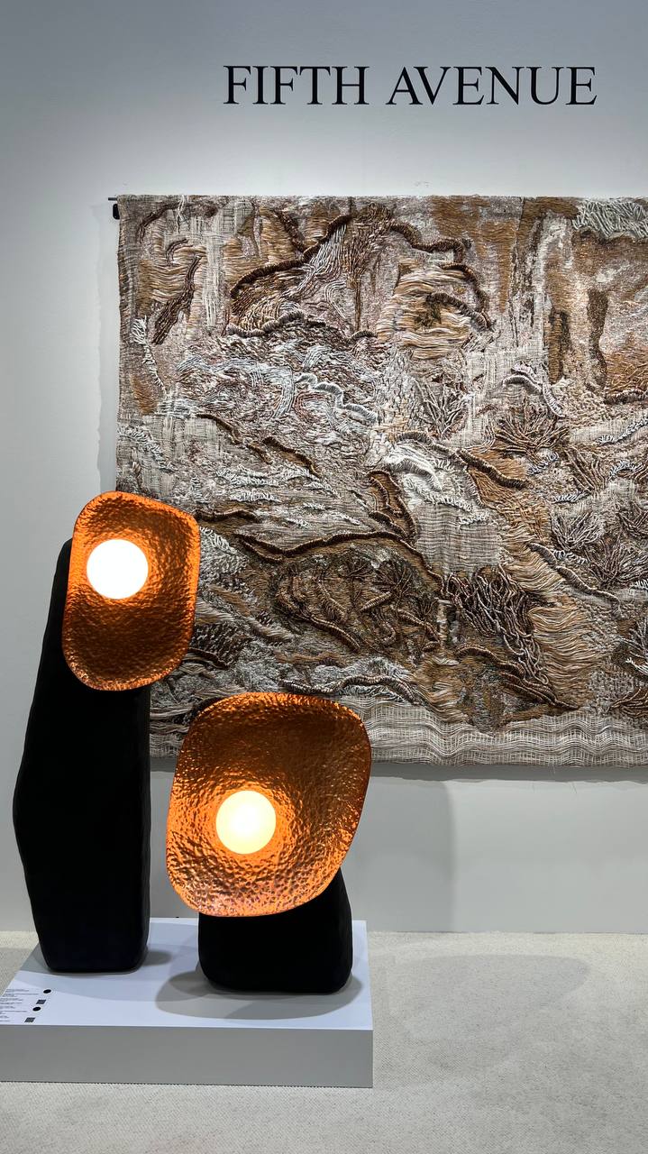 Побывала на #Cosmoscow и вновь получила удовольствие от медитативного созерцания искусства. На этот раз особенно привлекло разнообразие фактур в панно, светильниках, предметах интерьера | Сетка — социальная сеть от hh.ru