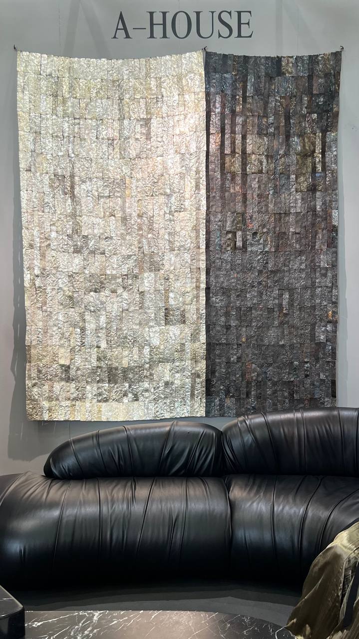 Побывала на #Cosmoscow и вновь получила удовольствие от медитативного созерцания искусства. На этот раз особенно привлекло разнообразие фактур в панно, светильниках, предметах интерьера | Сетка — социальная сеть от hh.ru