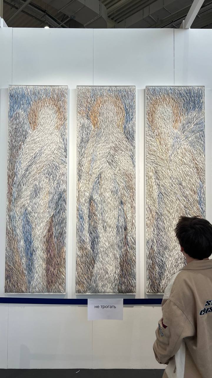 Побывала на #Cosmoscow и вновь получила удовольствие от медитативного созерцания искусства. На этот раз особенно привлекло разнообразие фактур в панно, светильниках, предметах интерьера | Сетка — социальная сеть от hh.ru