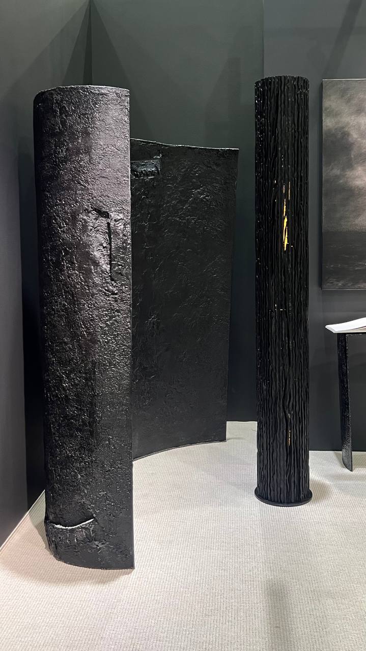 Побывала на #Cosmoscow и вновь получила удовольствие от медитативного созерцания искусства. На этот раз особенно привлекло разнообразие фактур в панно, светильниках, предметах интерьера | Сетка — социальная сеть от hh.ru