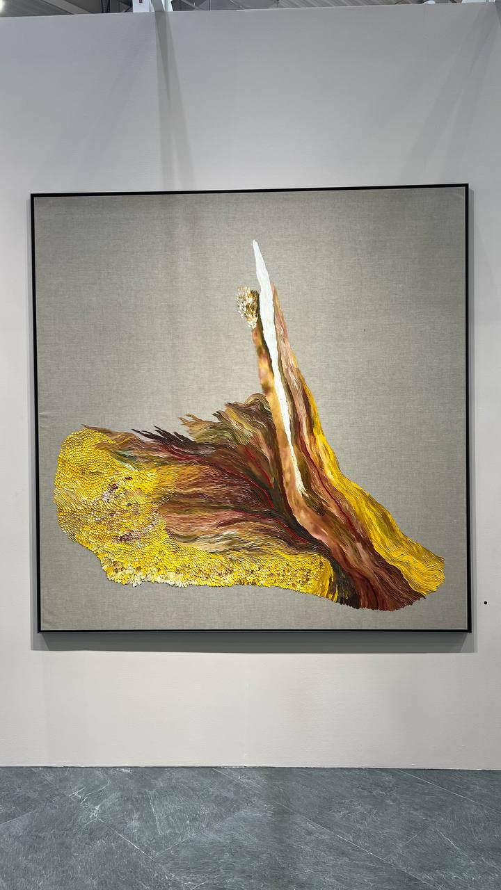 Побывала на #Cosmoscow и вновь получила удовольствие от медитативного созерцания искусства. На этот раз особенно привлекло разнообразие фактур в панно, светильниках, предметах интерьера | Сетка — социальная сеть от hh.ru