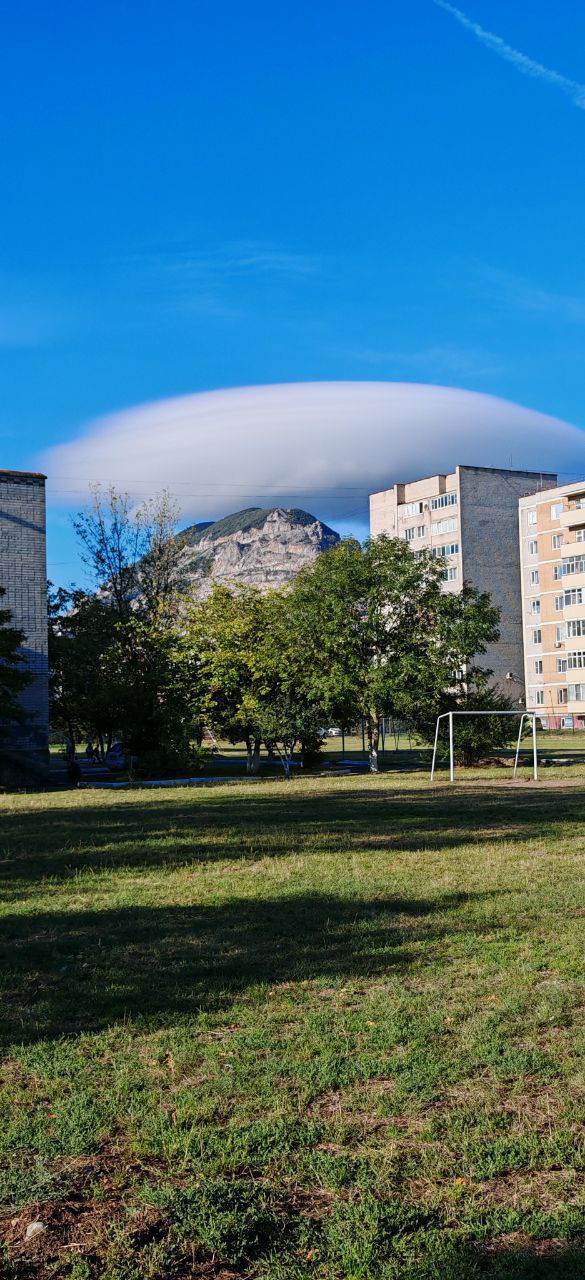 😶‍🌫️ Над горой Змейка зависли облака, будто тарелки инопланетян
На самом деле это лентикулярные (линзовидные) облака | Сетка — социальная сеть от hh.ru