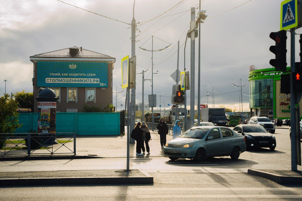 #️⃣Тюменцев напугали креативные билборды с монстрами!
Город украсили красочные постеры с устрашающими существами, предупреждающими горожан: любой телефонный звонок или сообщение может оказаться ловушк... | Сетка — социальная сеть от hh.ru