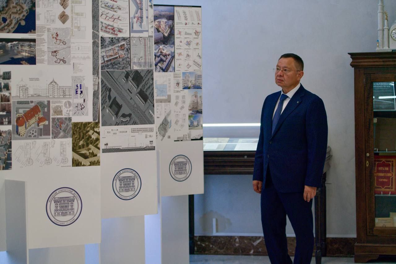 Министр строительства и ЖКХ РФ Ирек Файзуллин ознакомился с экспозицией работ, представленных студентами НИУ МГСУ и МАРХИ в Минстрое России
На экспозиции представлены учебные работы студентов архитект... | Сетка — социальная сеть от hh.ru