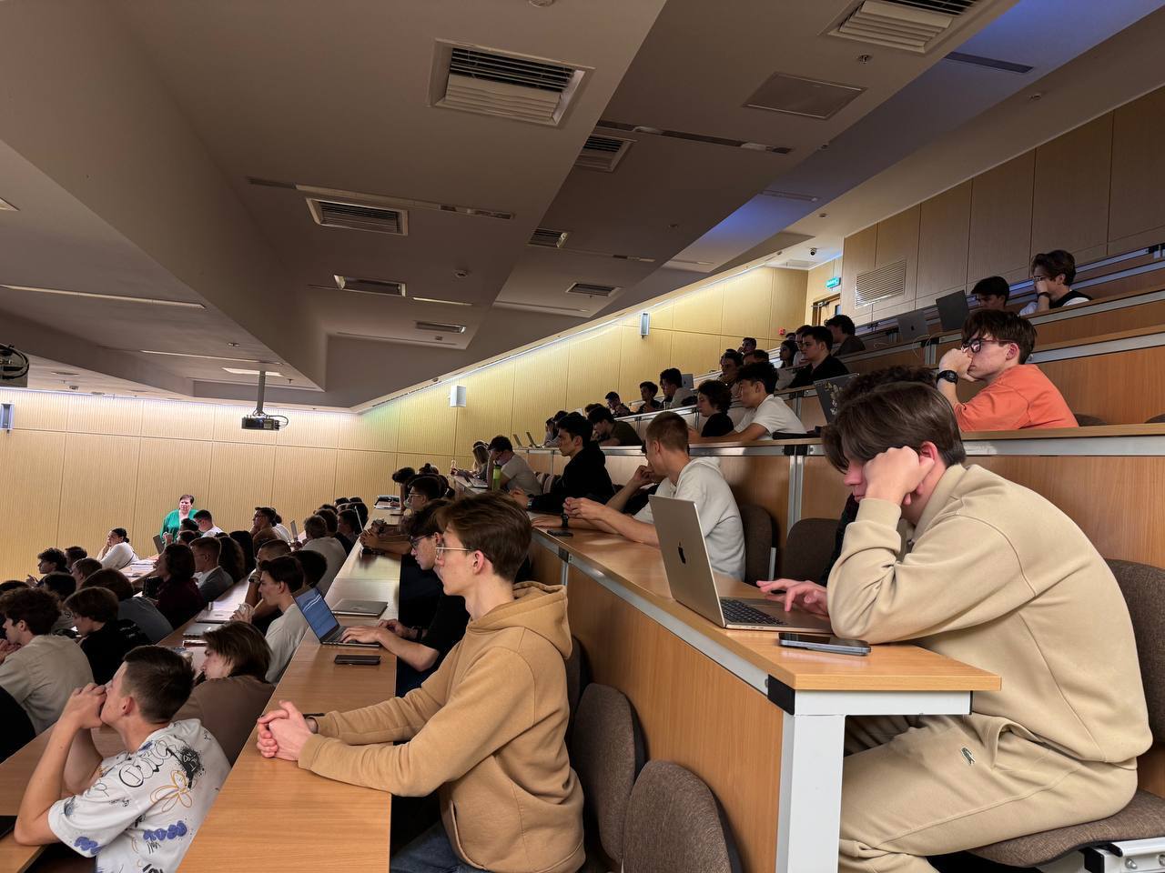 Наши студенты уже запускают стартапы. Очередь за тобой!
🎓 Не жди диплома!
В Клубе Предпринимателей ФКН тебе помогут превратить идею в работающий продукт | Сетка — социальная сеть от hh.ru