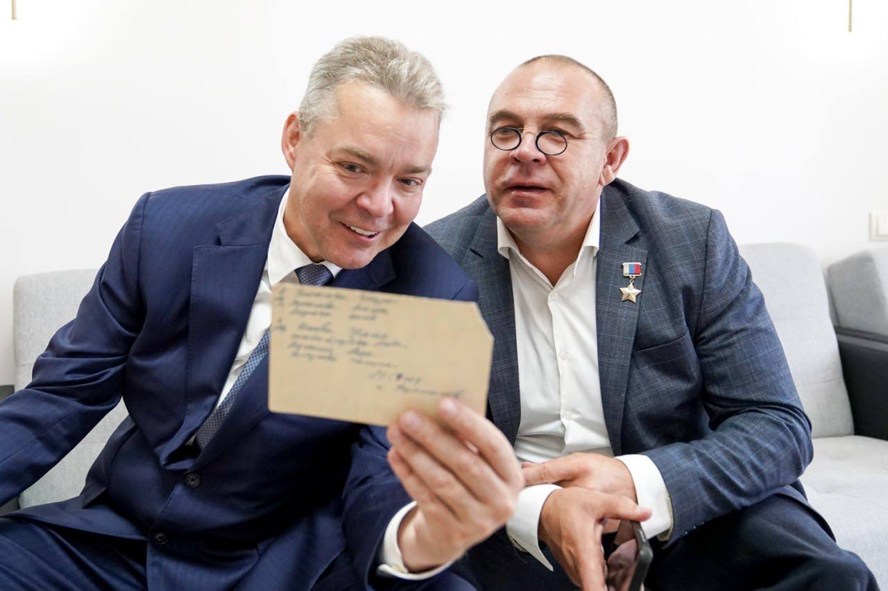 От слов к делу
В июне 2025 года сопредседатель ВАРМСУ Ирина Гусева вместе с главами муниципалитетов посетила «Дом Москвы» в Ереване, где встретилась с ветеранами Великой Отечественной войны | Сетка — социальная сеть от hh.ru