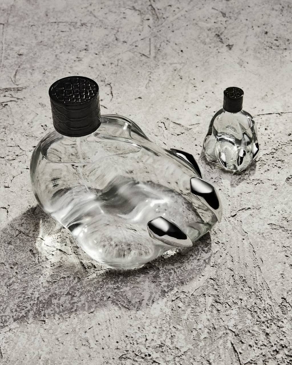 АААА, духи с запахом СОБАЧЬИХ ЛАПОК выпустил бренд Tamburins. Это лимитная лимитка, для которой в футуристичном здании положили ОГРОМНУЮ таксу | Сетка — социальная сеть от hh.ru